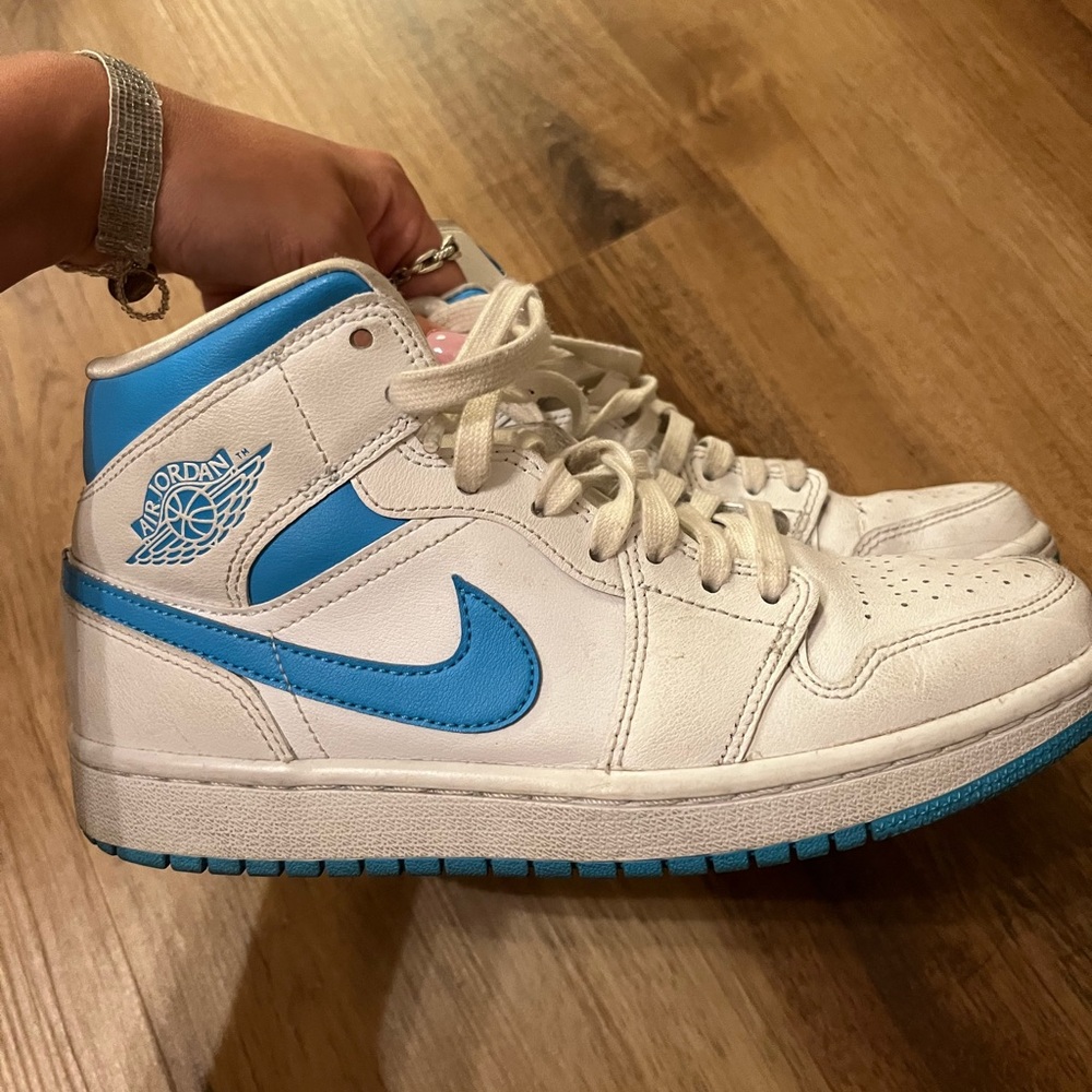 Air Jordan 1 Mid UNC